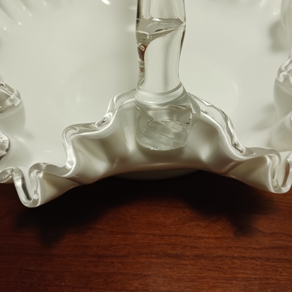 Fenton White Silvercrest bridal basket with handle 11" across EXC - Picture 4 of 6
